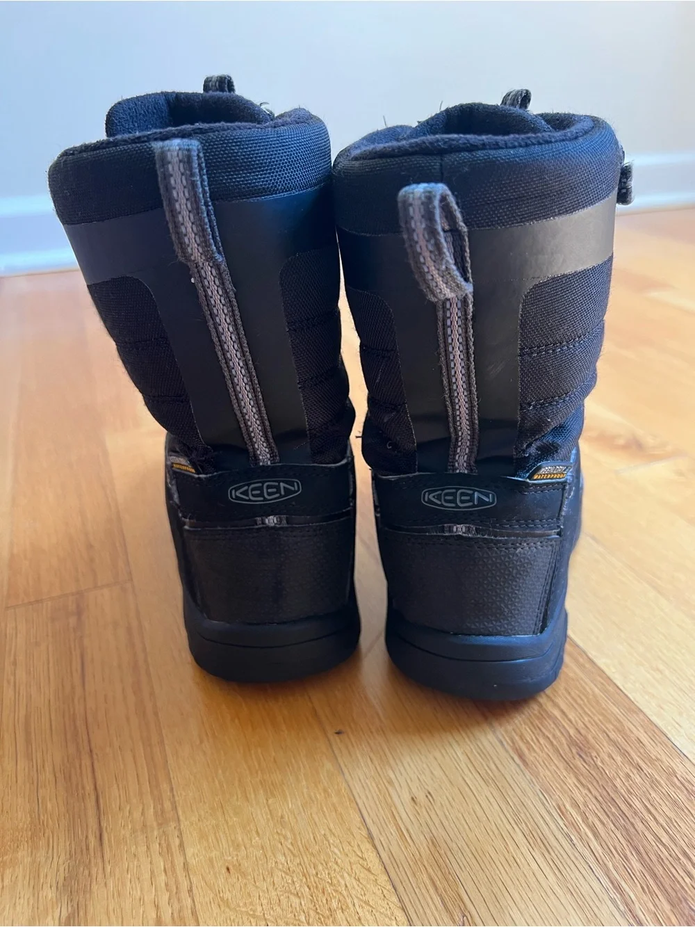KEEN Kids Black Winter Boots size 1 - Waterproof Boots, Non-Marking Sole